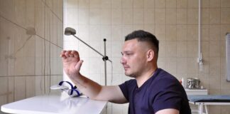 Захиснику, який допомагав звільняти Херсон, урятували руку завдяки унікальній методиці