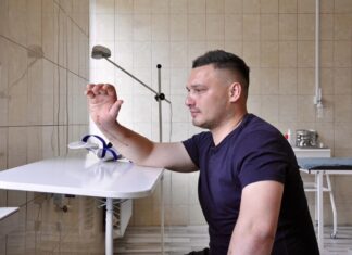 Захиснику, який допомагав звільняти Херсон, урятували руку завдяки унікальній методиці