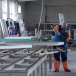 Будівельники Житомирщини відновлюють на Херсонщині ушкоджені вікна та двері домівок