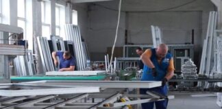 Будівельники Житомирщини відновлюють на Херсонщині ушкоджені вікна та двері домівок