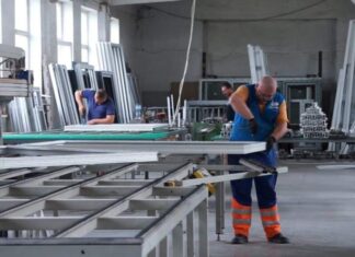 Будівельники Житомирщини відновлюють на Херсонщині ушкоджені вікна та двері домівок