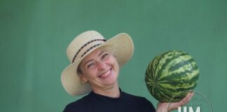 Переселенка з Херсонщини допомагає вирощувати кавуни в Дніпропетровській області