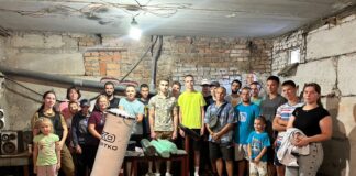 Поліцейські Херсонщини та Хмельниччини допомогли облаштувати для дітей спортивну залу в укритті