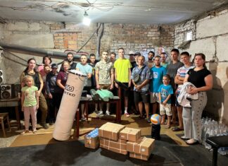 Поліцейські Херсонщини та Хмельниччини допомогли облаштувати для дітей спортивну залу в укритті