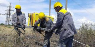 Під вибухи та прицілом окупантів: одеські енергетики допомогли відновити світло на Херсонщині