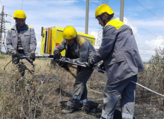 Під вибухи та прицілом окупантів: одеські енергетики допомогли відновити світло на Херсонщині