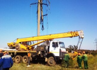 Уже рік рівненські енергетики допомагають відновлювати електромережі на Херсонщині