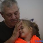 Маленьку дівчинку, яка потрапила під мінометний обстріл в Херсоні, готують до виписки