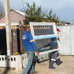 У Посад-Покровському почали монтувати нові вікна в постраждалих оселях