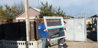 У Посад-Покровському почали монтувати нові вікна в постраждалих оселях