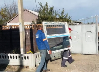 У Посад-Покровському почали монтувати нові вікна в постраждалих оселях