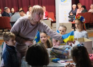 Вихователька з Нової Каховки займається арт-терапією з дітьми в Запоріжжі