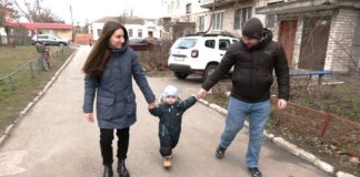 Відмовляли в оренді житла та роботі: як родина кримських татар виїжджала з окупованого Генічеська