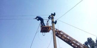Електропостачання на Херсонщині відновлюють 29 бригад енергетиків
