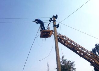 Електропостачання на Херсонщині відновлюють 29 бригад енергетиків