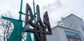 У Херсоні відновили герб, який демонтували окупанти