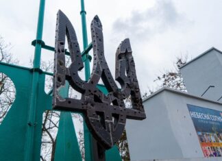У Херсоні відновили герб, який демонтували окупанти