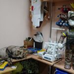 Волонтерка з Херсона робить ковдри та м’які ноші для військових