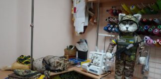 Волонтерка з Херсона робить ковдри та м’які ноші для військових