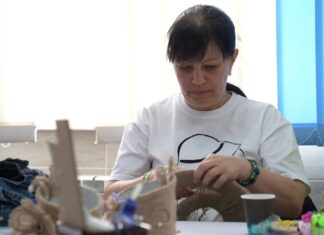 Херсонок безкоштовно навчають шити одяг