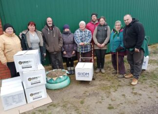 У перервах між обстрілами саджають городину: як живуть відважні кізомисці