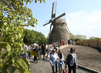 Чекав відновлення 50 років: у столиці відкрили унікальний вітряк з Херсонщини