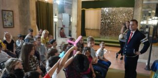 Французький фокусник та волонтер зустрівся з херсонськими дітьми