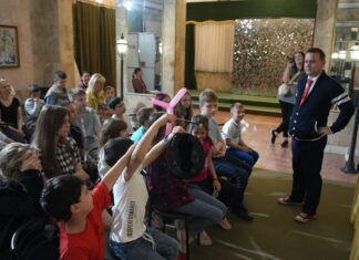 Французький фокусник та волонтер зустрівся з херсонськими дітьми