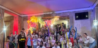 Танці, конкурси, виставка картин: у Херсоні благодійники влаштували свято для дітей