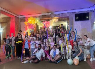 Танці, конкурси, виставка картин: у Херсоні благодійники влаштували свято для дітей