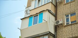 У Херсоні, Чорнобаївці та Білозерці за грантові кошти допомагають закривати вибиті від обстрілів вікна