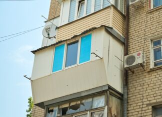 У Херсоні, Чорнобаївці та Білозерці за грантові кошти допомагають закривати вибиті від обстрілів вікна