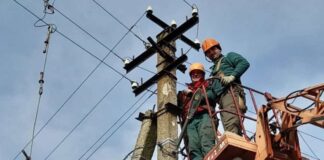 Відновлювати пошкоджені об’єкти та мережі херсонським енергетикам допомагають колеги з чотирьох областей