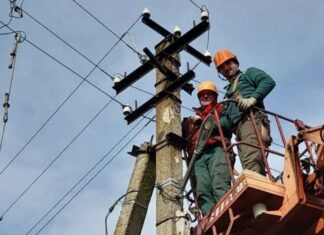 Відновлювати пошкоджені об’єкти та мережі херсонським енергетикам допомагають колеги з чотирьох областей