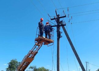 Відновлювати електропостачання на Херсонщині допомагають фахівці з Житомира, Рівного та Чернівців