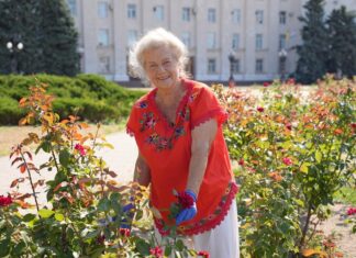 “Розцвітають не тільки для мене, а для всього Херсона”: херсонка Надія Знахаренко доглядає за трояндами на міських клумбах