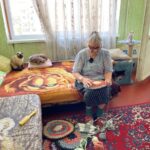 Плетуть килимки і печуть печиво для ЗСУ: історія двох сестер, врятованих з лівобережжя Херсонщини