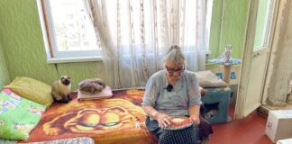 Плетуть килимки і печуть печиво для ЗСУ: історія двох сестер, врятованих з лівобережжя Херсонщини