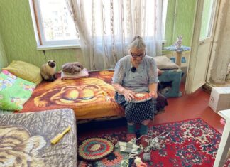Плетуть килимки і печуть печиво для ЗСУ: історія двох сестер, врятованих з лівобережжя Херсонщини