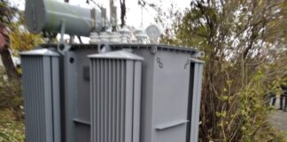 Благодійники купили і передали херсонським енергетикам вуличний трансформатор