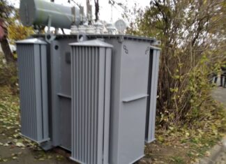 Благодійники купили і передали херсонським енергетикам вуличний трансформатор