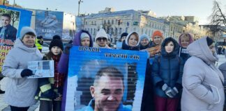 У Києві представники Голопристанської громади долучились до акції на підтримку цивільних бранців Росії