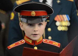На ТОТ Херсонщини росіяни заохочують дівчат народжувати замість навчання, а хлопців – ставати військовими