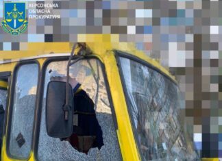 У Херсоні під ворожий обстріл потрапила маршрутка