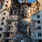 У Херсоні триває пошуково-рятувальна операція в багатоповерхівці, яка постраждала від російського авіаудару (фото)