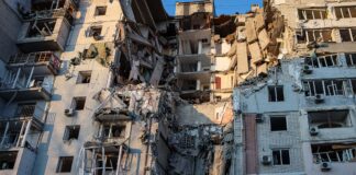 У Херсоні триває пошуково-рятувальна операція в багатоповерхівці, яка постраждала від російського авіаудару (фото)
