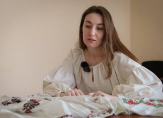 Херсонська майстриня відтворила автентичну вишиванку з лівобережжя області