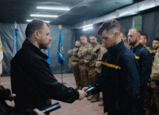 Рятувальник отримав міністерську нагороду за порятунок херсонців
