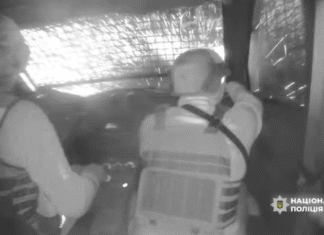 Під час евакуації ворог із дрона атакував екіпаж бериславських поліцейських (відео)
