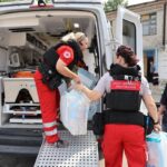 Як волонтери Червоного Хреста евакуюють людей з Острова у Херсоні